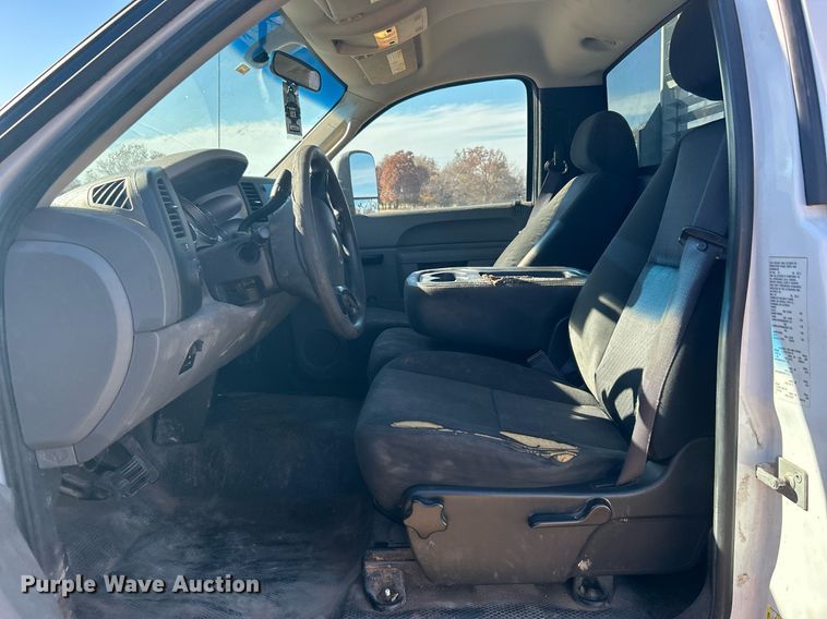 image for item DJ6487 2011 Chevrolet Silverado 2500HD  utility bed pickup truck