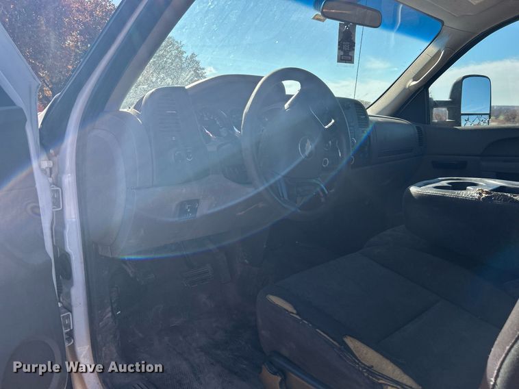 image for item DJ6487 2011 Chevrolet Silverado 2500HD  utility bed pickup truck