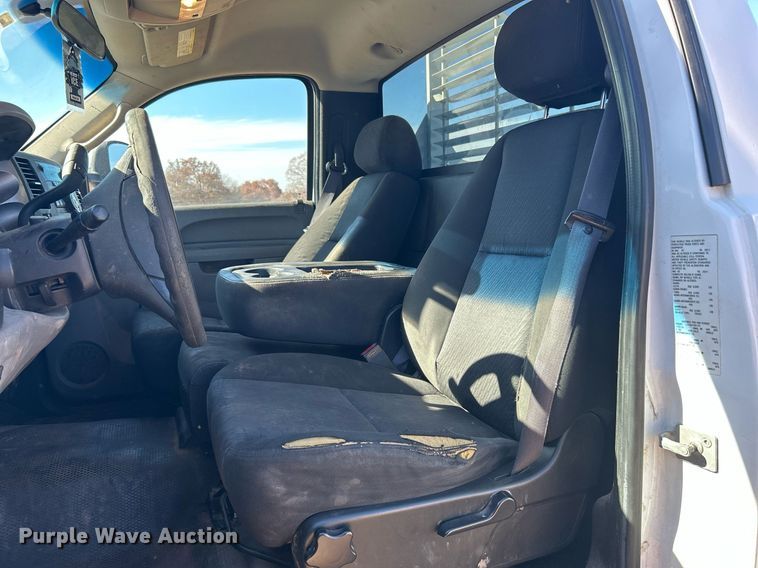 image for item DJ6487 2011 Chevrolet Silverado 2500HD  utility bed pickup truck