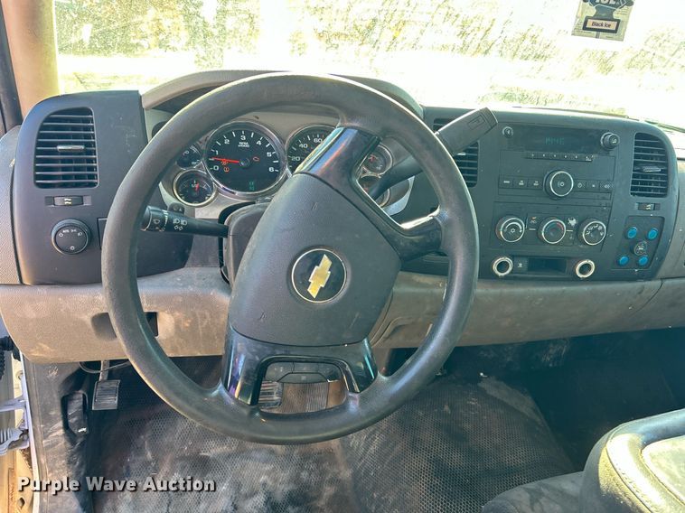 image for item DJ6487 2011 Chevrolet Silverado 2500HD  utility bed pickup truck