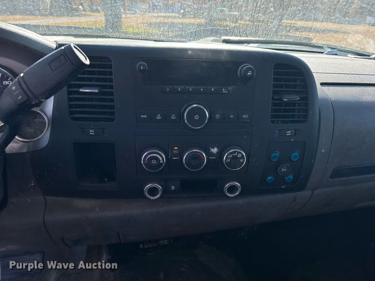 image for item DJ6487 2011 Chevrolet Silverado 2500HD  utility bed pickup truck