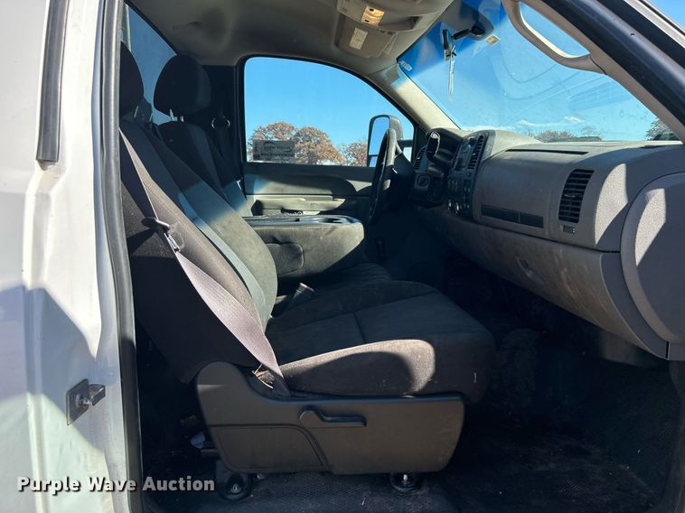 image for item DJ6487 2011 Chevrolet Silverado 2500HD  utility bed pickup truck