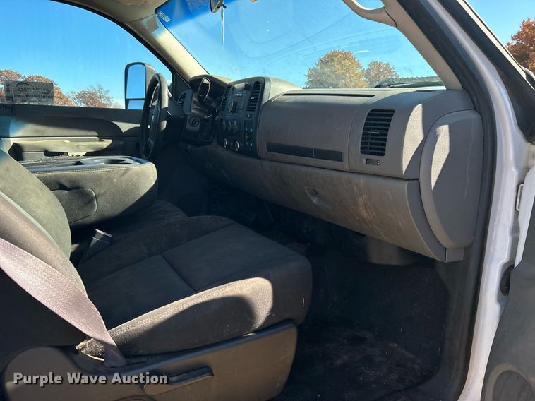 image for item DJ6487 2011 Chevrolet Silverado 2500HD  utility bed pickup truck