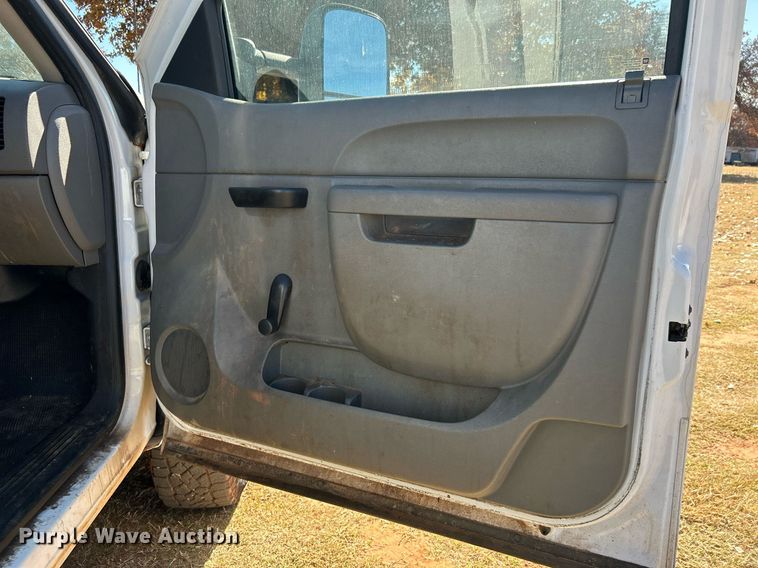 image for item DJ6487 2011 Chevrolet Silverado 2500HD  utility bed pickup truck