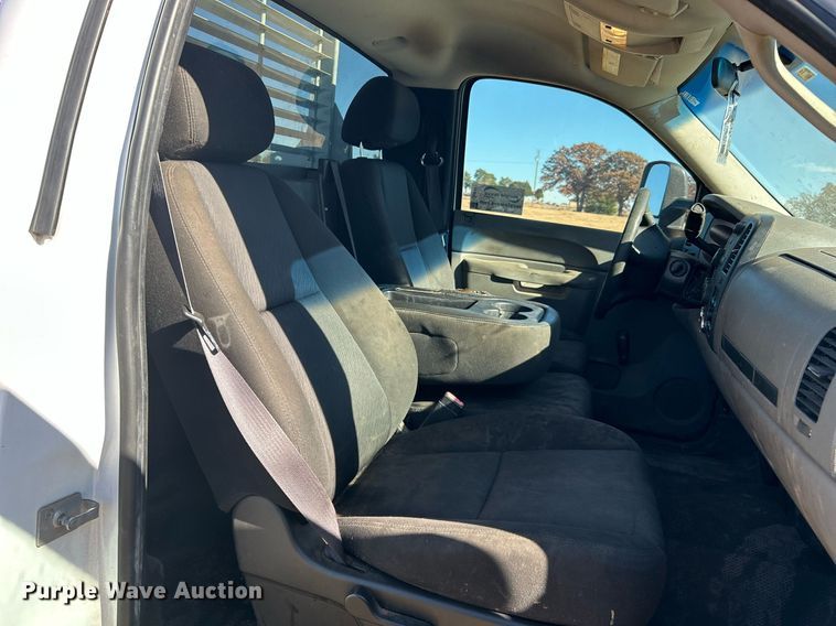 image for item DJ6487 2011 Chevrolet Silverado 2500HD  utility bed pickup truck