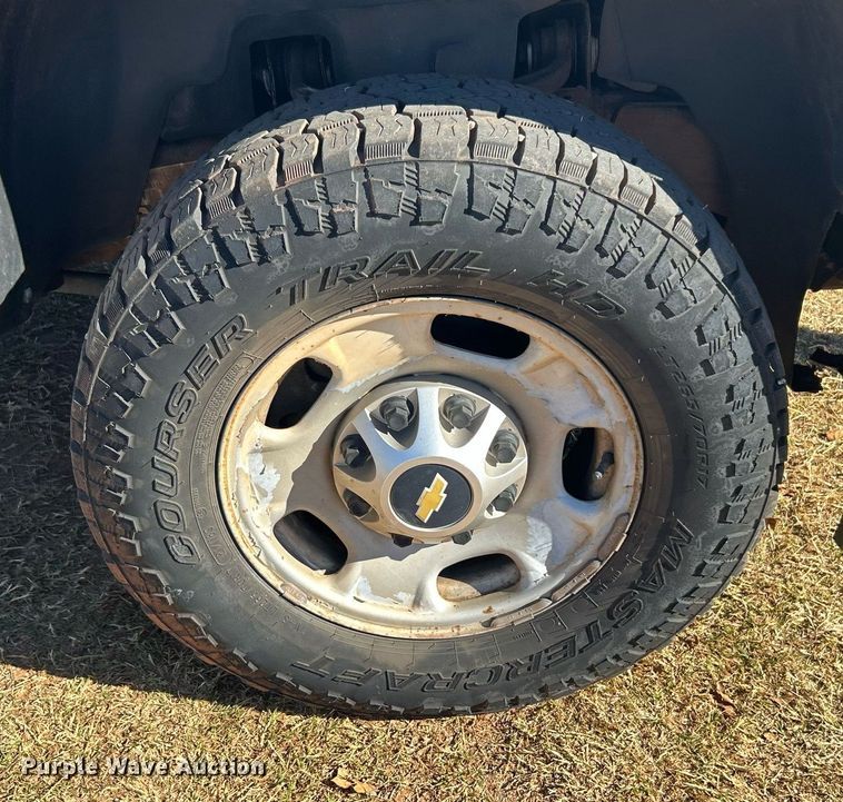 image for item DJ6487 2011 Chevrolet Silverado 2500HD  utility bed pickup truck