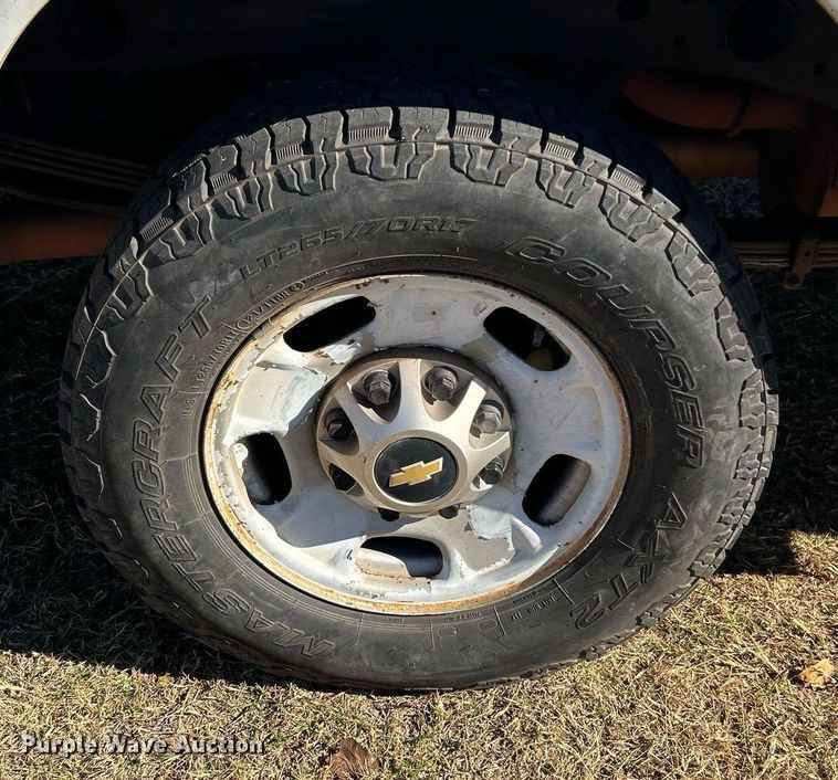 image for item DJ6487 2011 Chevrolet Silverado 2500HD  utility bed pickup truck