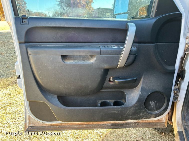 image for item DJ6490 2011 Chevrolet Silverado 2500HD  Ext. Cab utility bed pickup truck