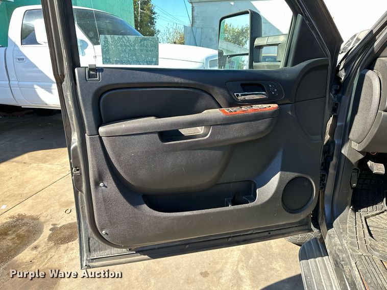 image for item DP3203 2010 Chevrolet Suburban 1500  SUV