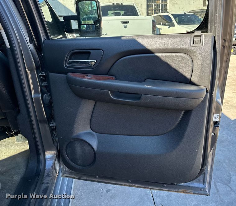 image for item DP3203 2010 Chevrolet Suburban 1500  SUV