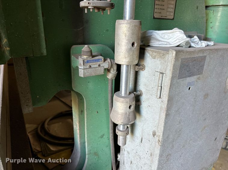 image for item DP3208 1991 Accurpress 717512  press brake