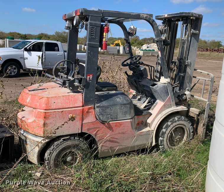 image for item DP8744 2002 Toyota 7FGU30  forklift