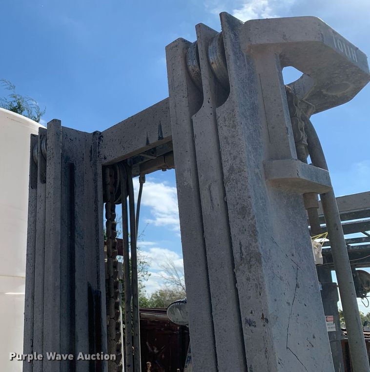 image for item DP8744 2002 Toyota 7FGU30  forklift