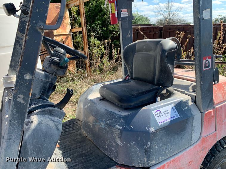 image for item DP8744 2002 Toyota 7FGU30  forklift