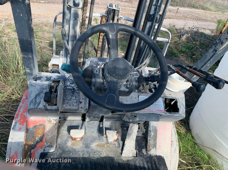 image for item DP8744 2002 Toyota 7FGU30  forklift