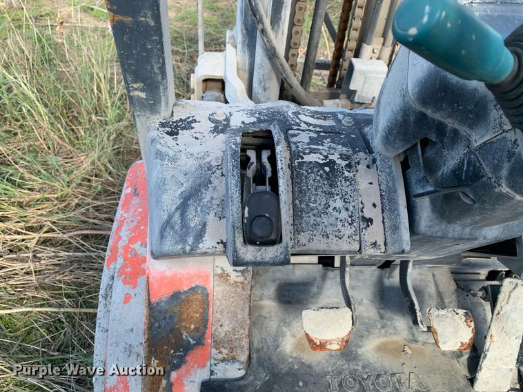 image for item DP8744 2002 Toyota 7FGU30  forklift