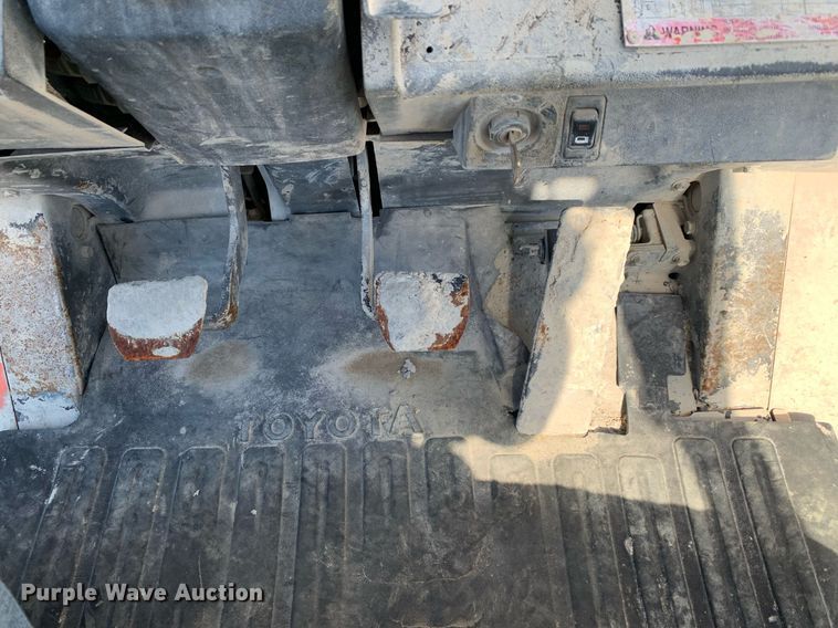 image for item DP8744 2002 Toyota 7FGU30  forklift