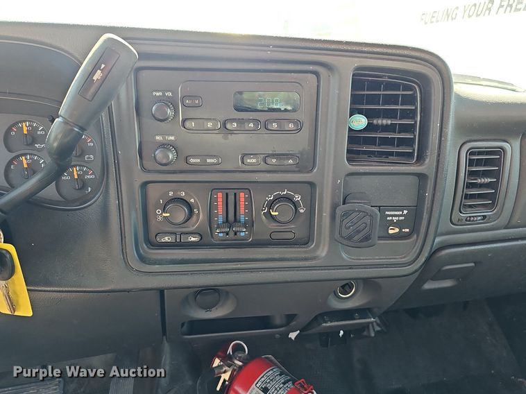 image for item DQ1172 2007 Chevrolet Silverado 3500  utility bed pickup truck