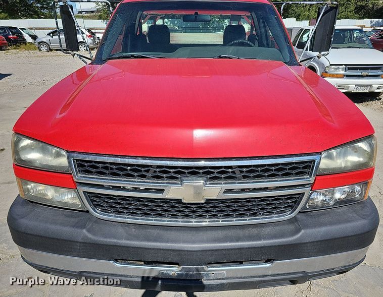 image for item DQ1172 2007 Chevrolet Silverado 3500  utility bed pickup truck