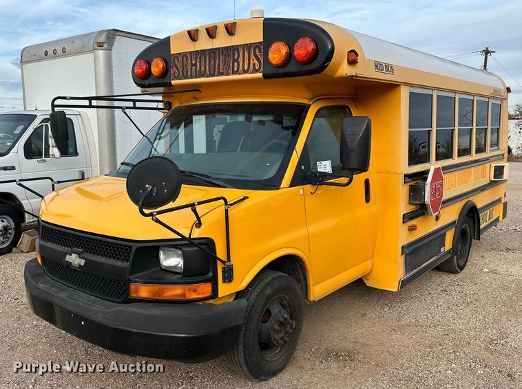 image for item DQ1522 2007 Chevrolet Express  shuttle bus