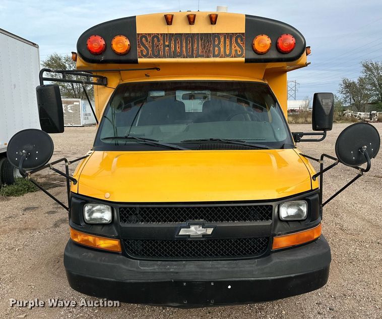 image for item DQ1522 2007 Chevrolet Express  shuttle bus