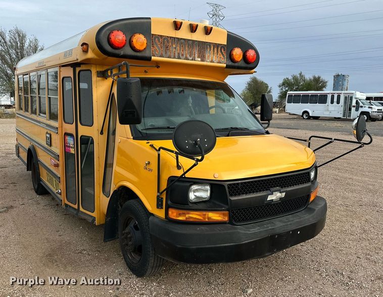 image for item DQ1522 2007 Chevrolet Express  shuttle bus