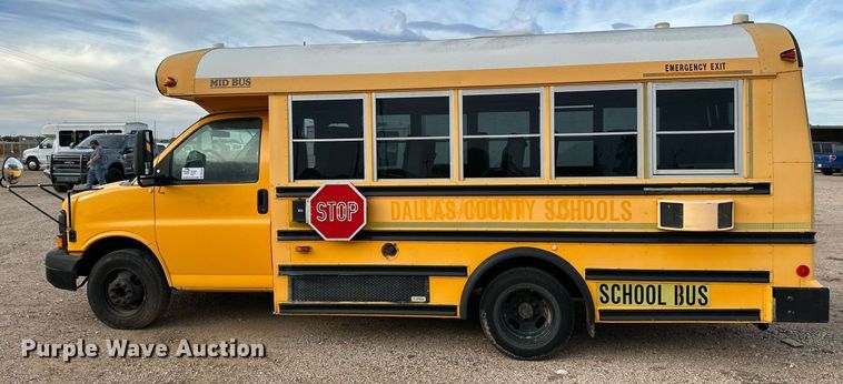 image for item DQ1522 2007 Chevrolet Express  shuttle bus