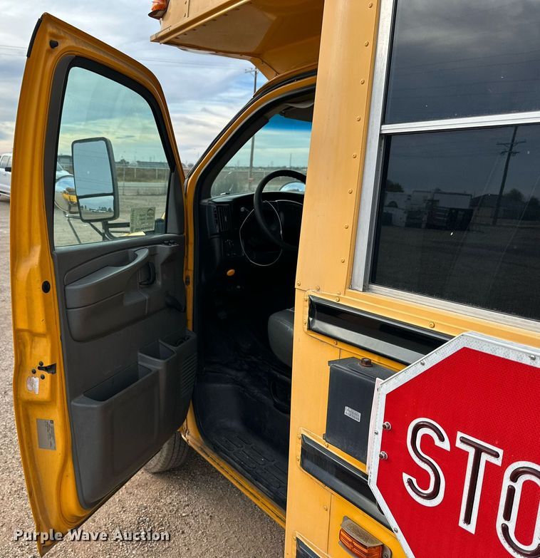 image for item DQ1522 2007 Chevrolet Express  shuttle bus