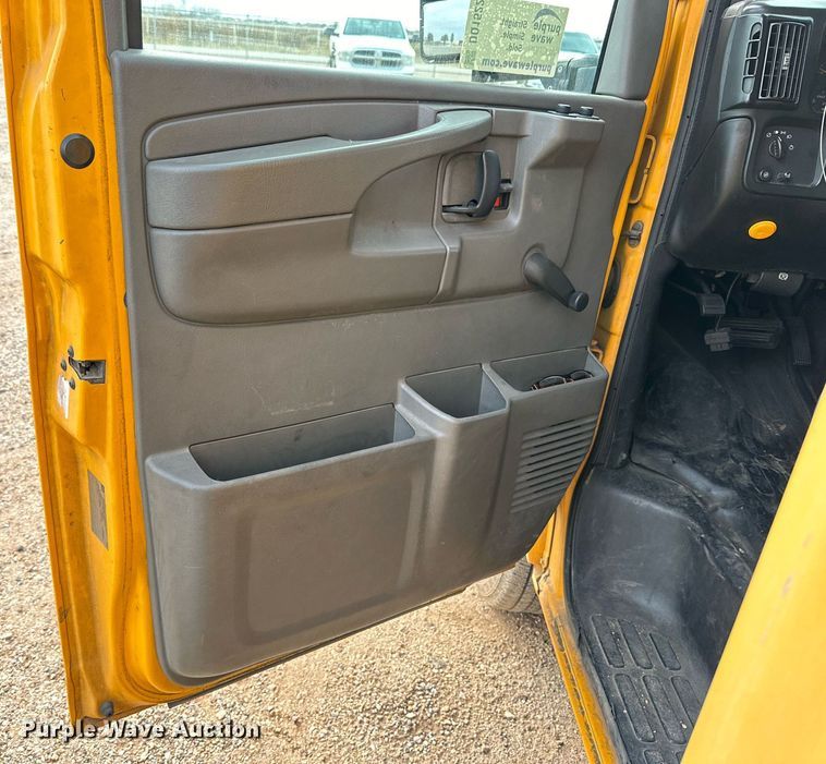 image for item DQ1522 2007 Chevrolet Express  shuttle bus