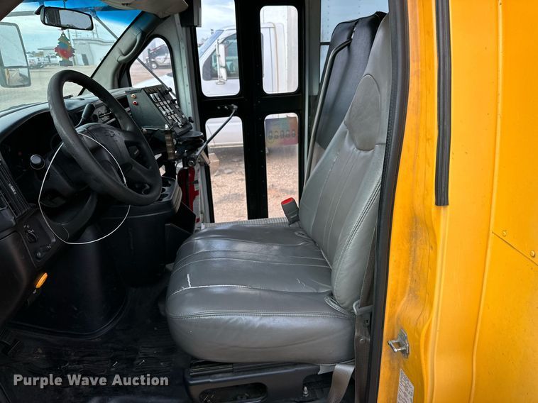 image for item DQ1522 2007 Chevrolet Express  shuttle bus