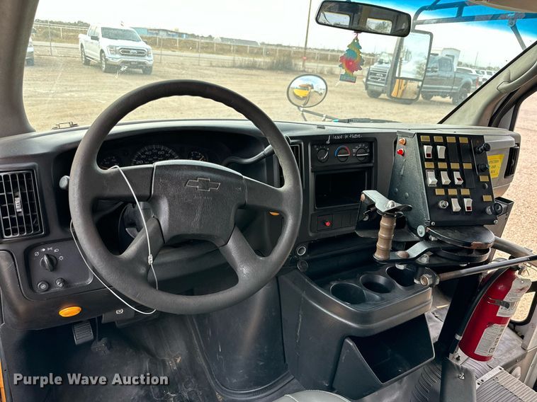 image for item DQ1522 2007 Chevrolet Express  shuttle bus