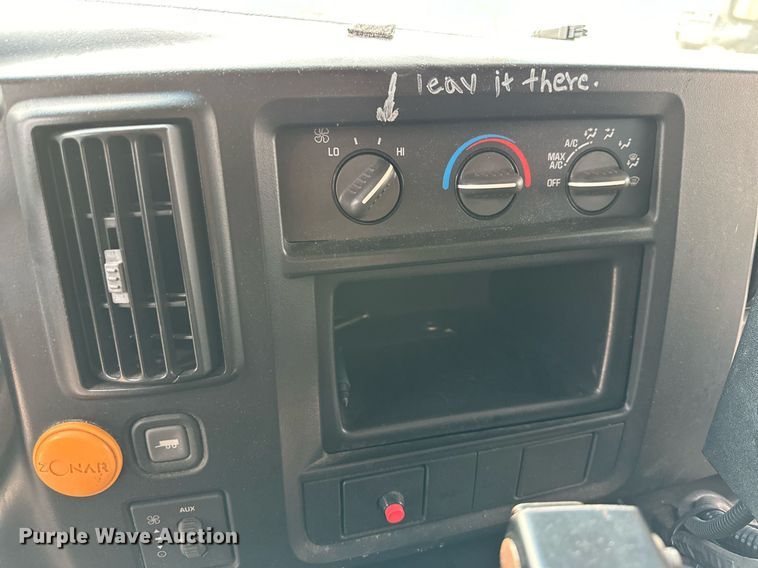 image for item DQ1522 2007 Chevrolet Express  shuttle bus