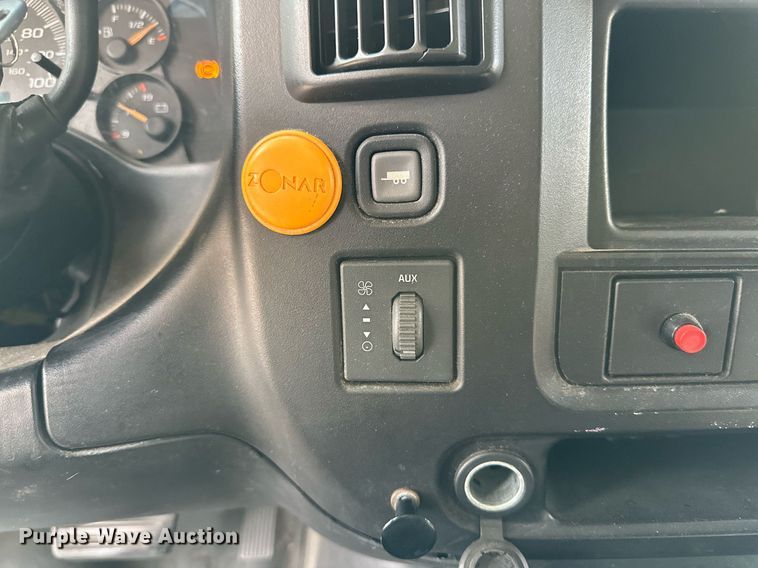 image for item DQ1522 2007 Chevrolet Express  shuttle bus