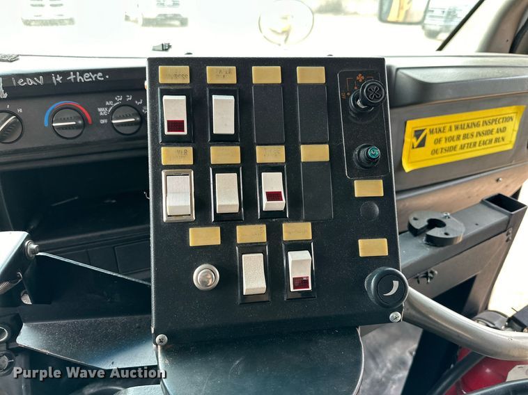 image for item DQ1522 2007 Chevrolet Express  shuttle bus