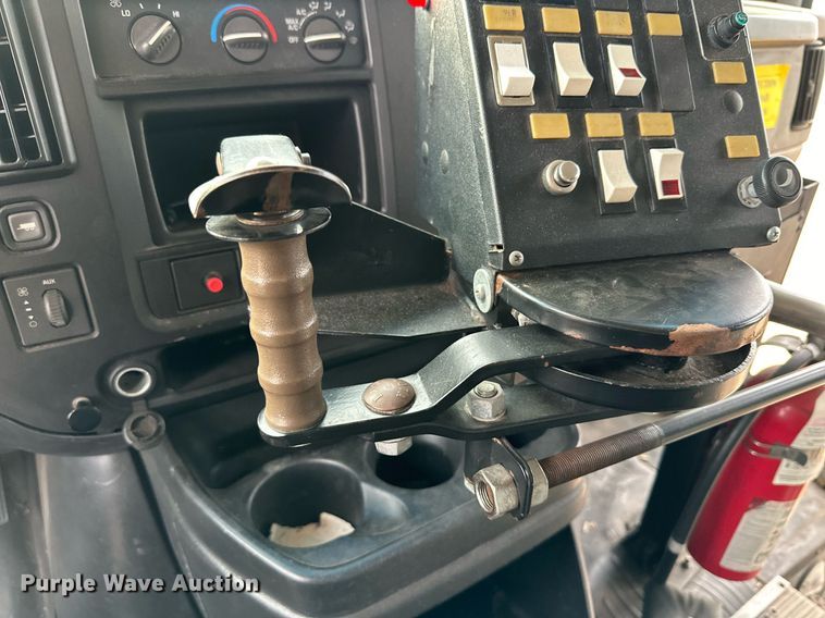 image for item DQ1522 2007 Chevrolet Express  shuttle bus