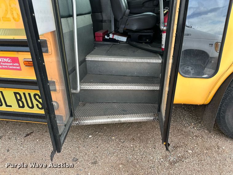 image for item DQ1522 2007 Chevrolet Express  shuttle bus