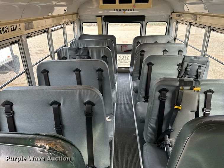 image for item DQ1522 2007 Chevrolet Express  shuttle bus