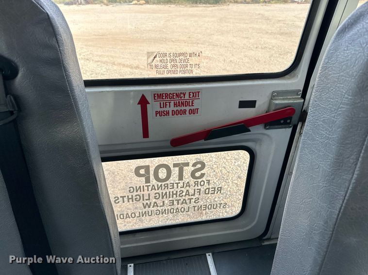 image for item DQ1522 2007 Chevrolet Express  shuttle bus