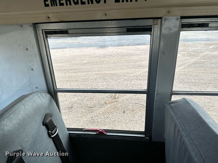 image for item DQ1522 2007 Chevrolet Express  shuttle bus