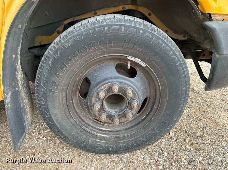 image for item DQ1522 2007 Chevrolet Express  shuttle bus