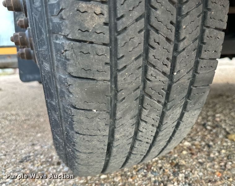 image for item DQ1522 2007 Chevrolet Express  shuttle bus