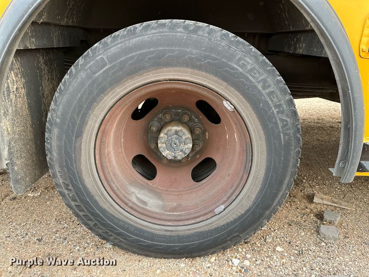 image for item DQ1522 2007 Chevrolet Express  shuttle bus