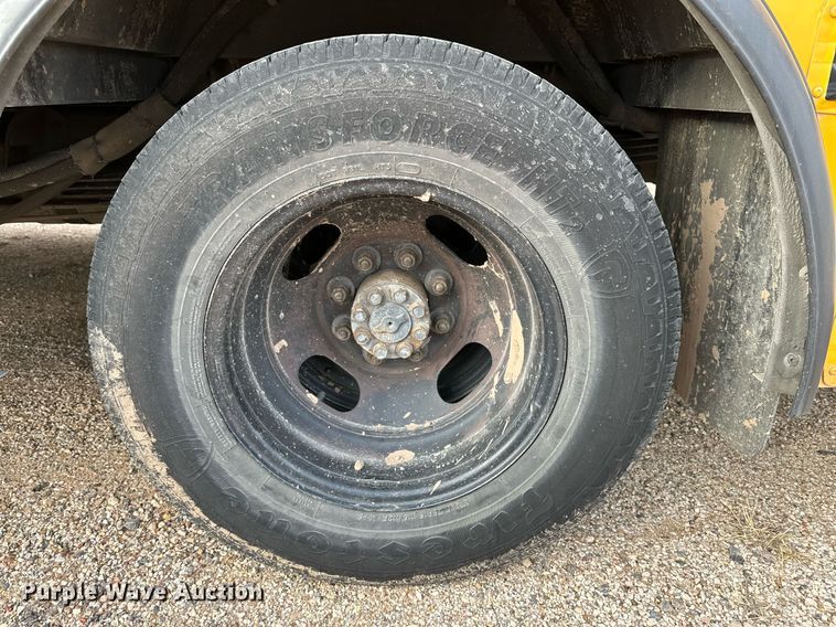 image for item DQ1522 2007 Chevrolet Express  shuttle bus