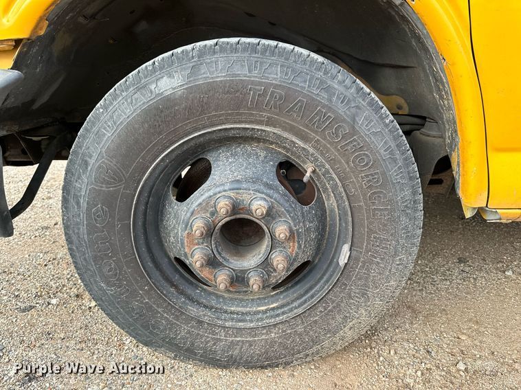 image for item DQ1522 2007 Chevrolet Express  shuttle bus