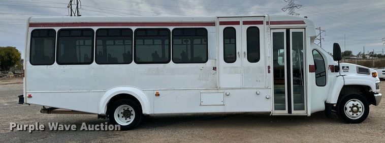 image for item DQ1524 2008 Chevrolet C5500  shuttle bus