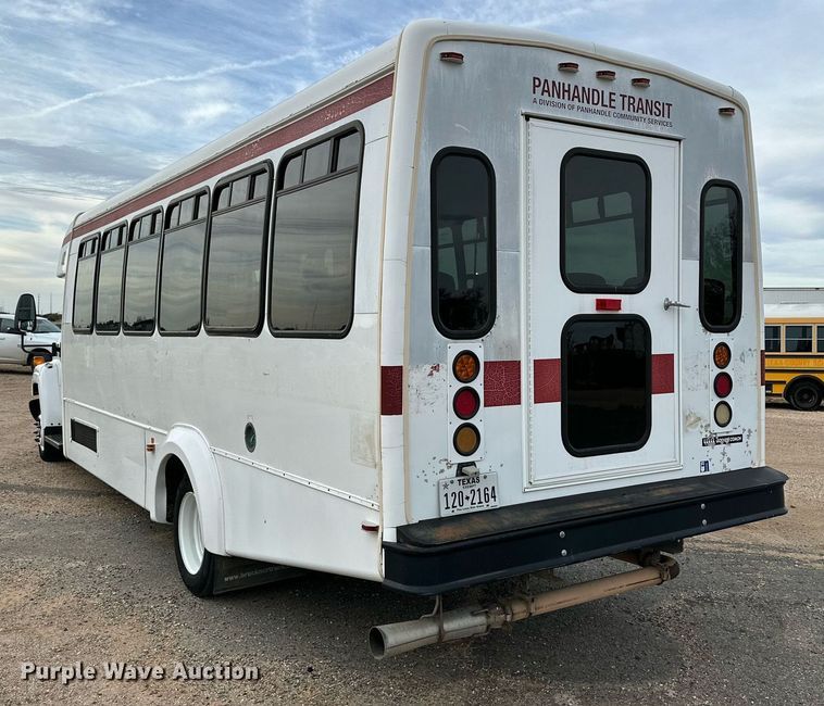 image for item DQ1524 2008 Chevrolet C5500  shuttle bus