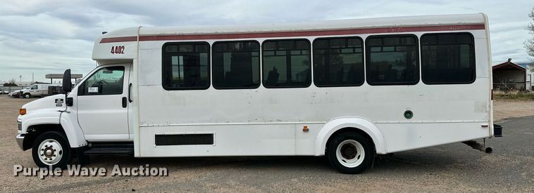 image for item DQ1524 2008 Chevrolet C5500  shuttle bus