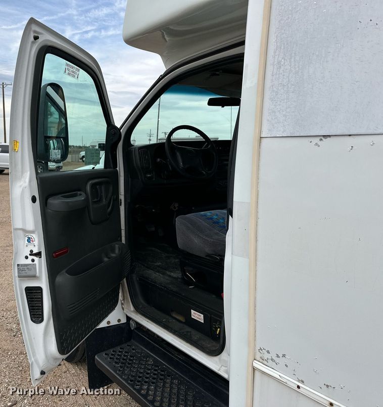 image for item DQ1524 2008 Chevrolet C5500  shuttle bus