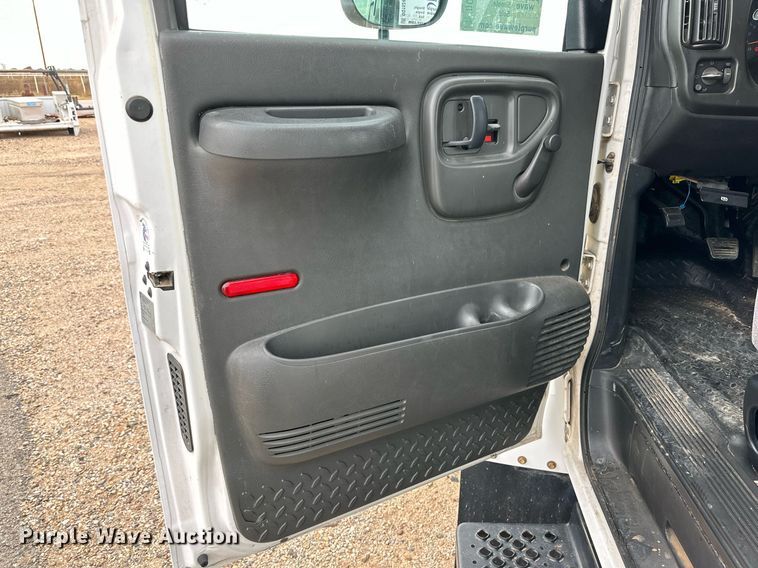 image for item DQ1524 2008 Chevrolet C5500  shuttle bus