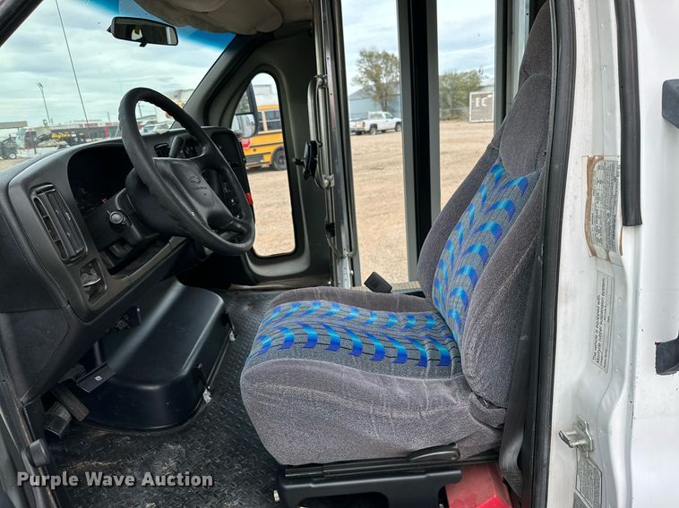 image for item DQ1524 2008 Chevrolet C5500  shuttle bus